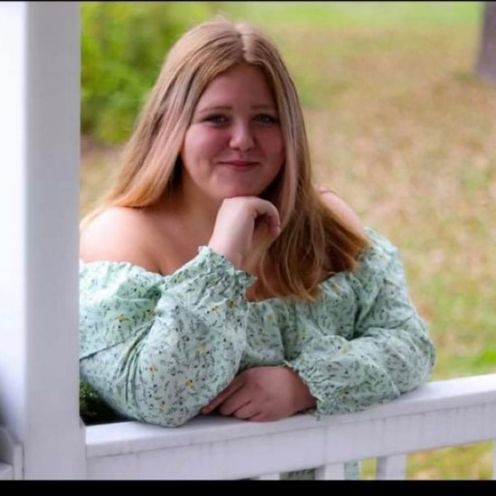 Super cute floral top!